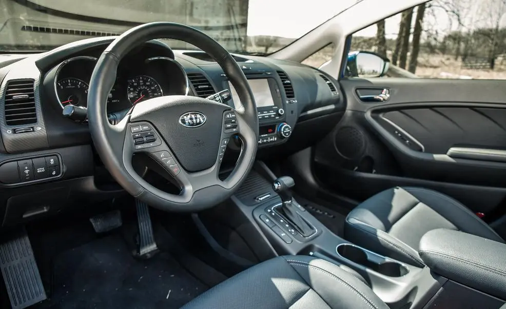 2014-kia-forte-ex-gdi-sedan-interior-photo-508318-s-986x603.webp