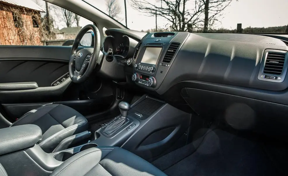 2014-kia-forte-ex-gdi-sedan-interior-photo-508319-s-986x603.webp