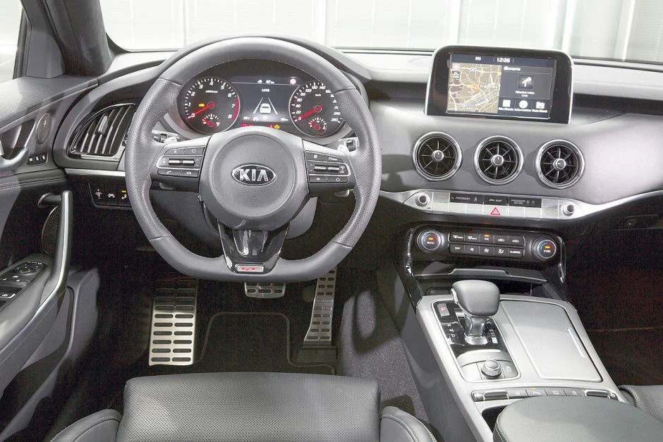audi-s5-sportback-vs-kia-stinger-25d2c48b3c070dd0ec-940-0-1-95-1.webp