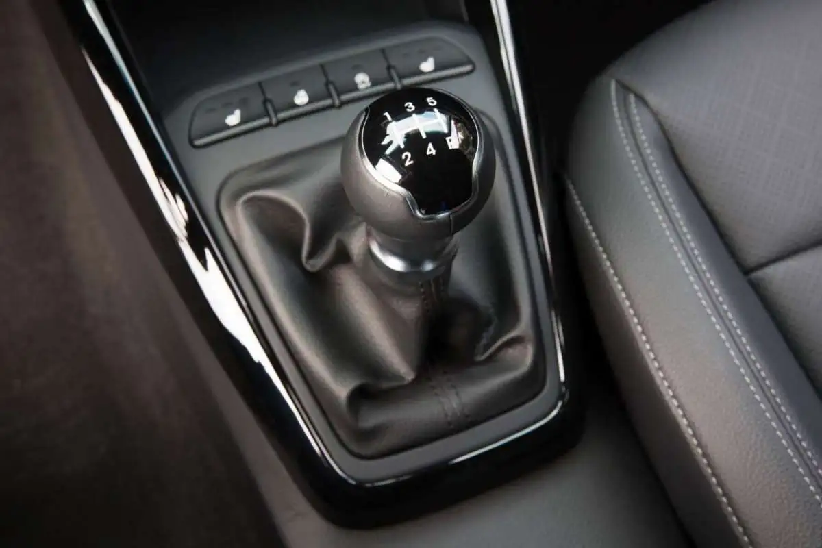 cambio-manuale-kia-rio-2017.webp