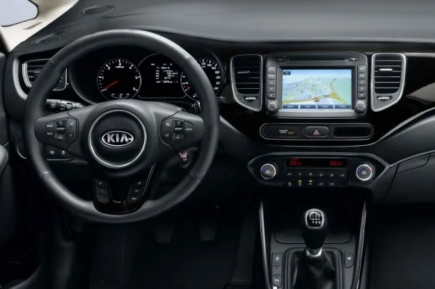 kia-carens-2013-plancia.webp
