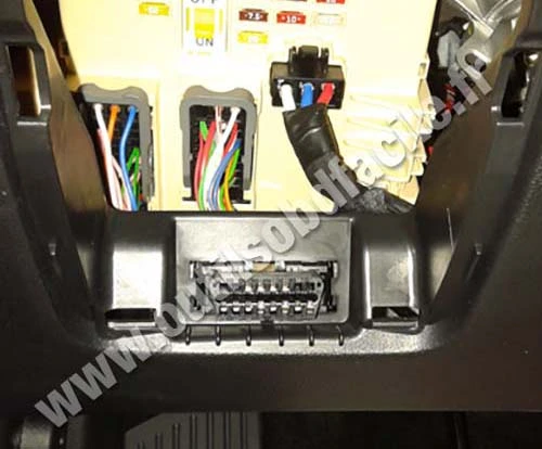 kia-ceed-diag-auto-obd2-socket.webp