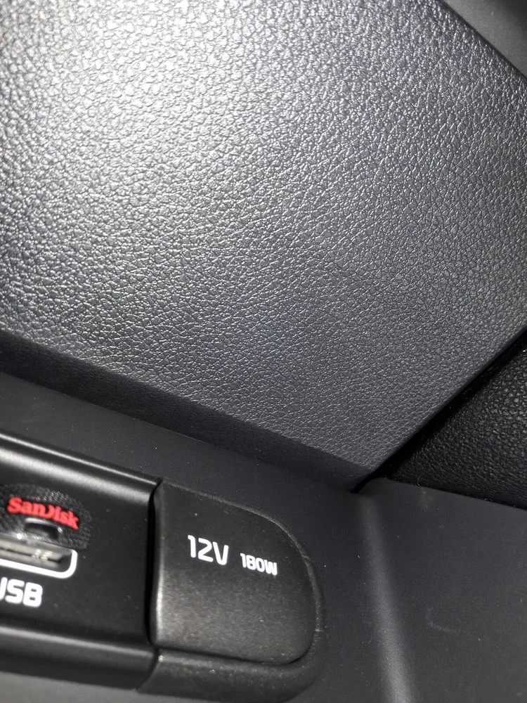 PassaggioCavoUsbFessura.webp