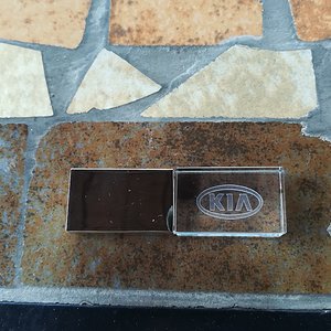 chiavetta USB logo Kia illuminato