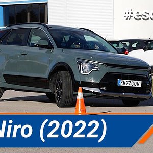 Kia Niro 2023 - Maniobra de esquiva (moose test) y eslalon | km77.com