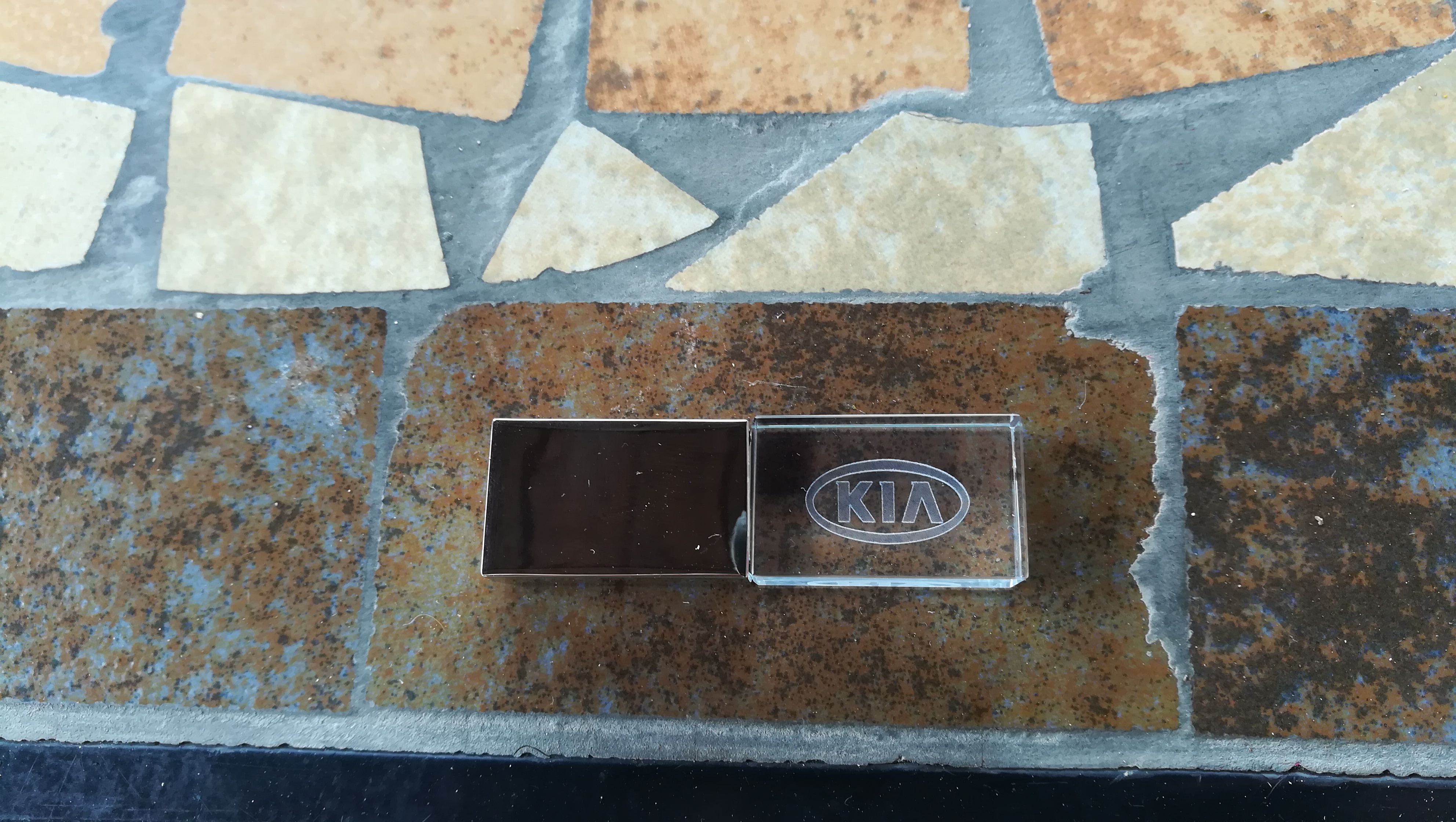 chiavetta USB logo Kia illuminato