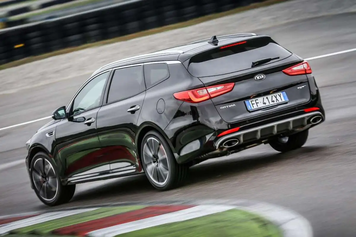 optima-sportswagon-gt-da-dietro