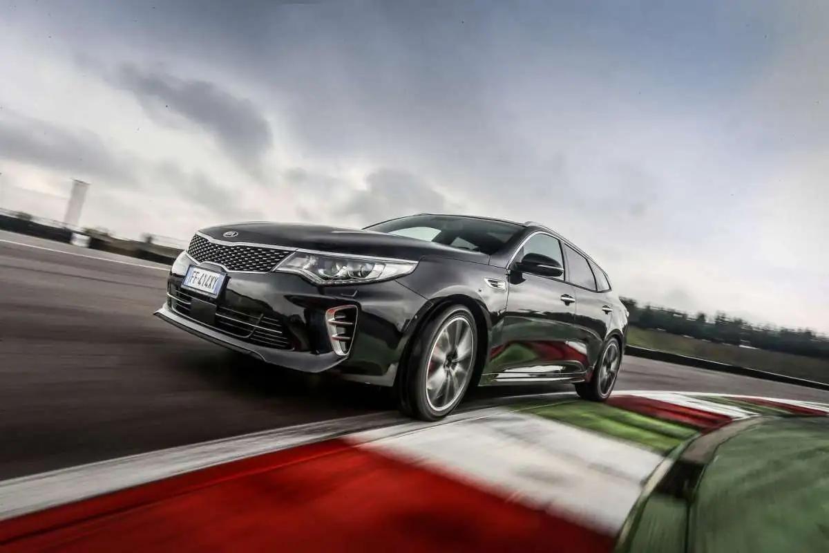 optima-sportswagon-gt-in-pista