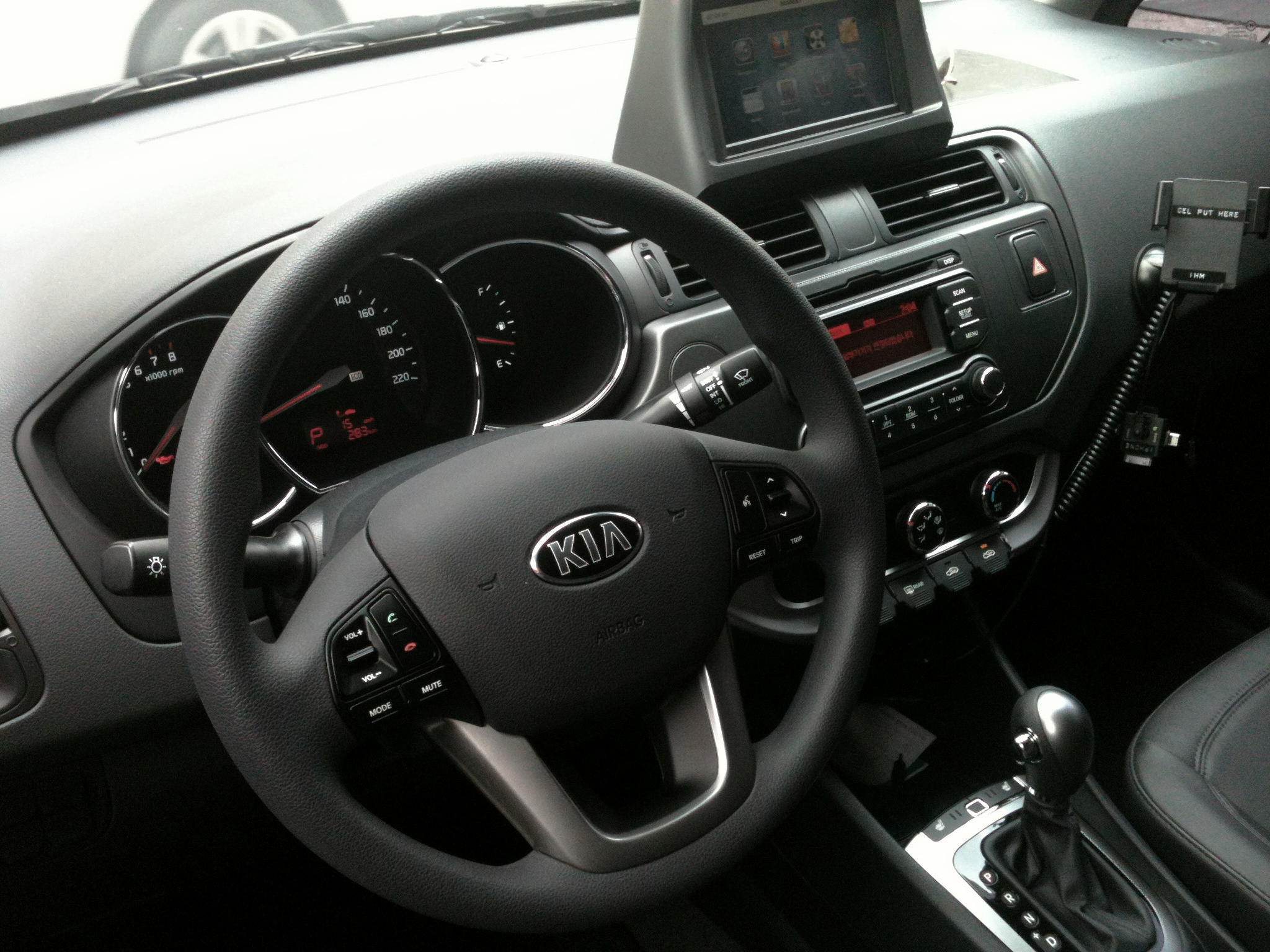 Kia_pride_interior_02.JPG