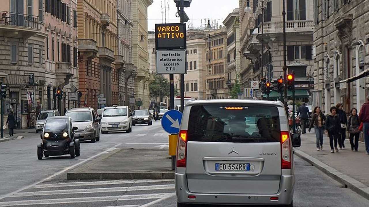 Auto elettriche a Roma, accesso ZTL, strisce blu e altre agevolazioni